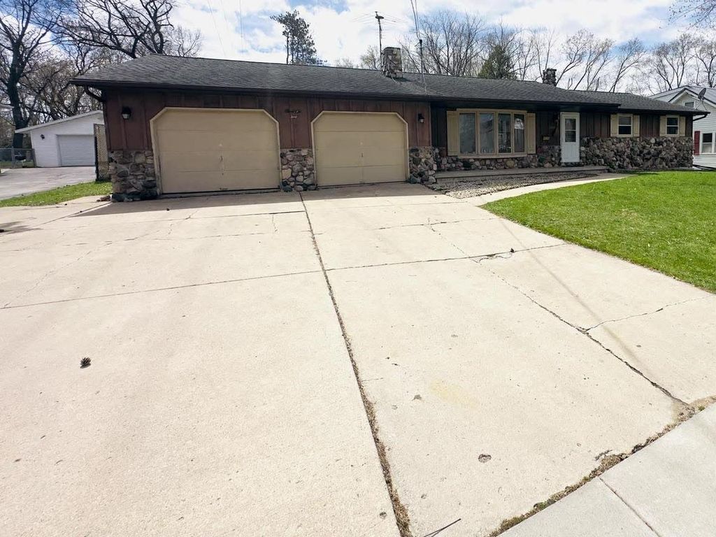 Photo of 1760 Oakdale AVENUE, Green Bay, WI 54302 (MLS # 50324761)