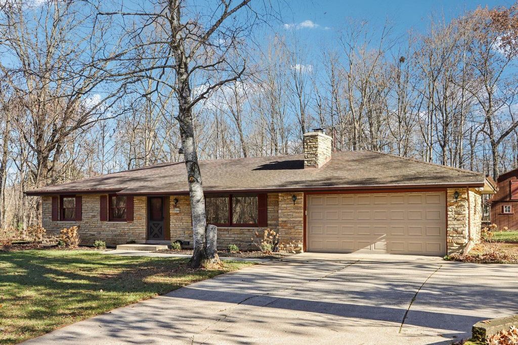 Photo of W207N6838 Flora DRIVE, Menomonee Falls, WI 53051 (MLS # 1943371)