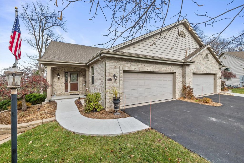 Photo of 285 Cardinal Ridge DRIVE, Pewaukee, WI 53072 (MLS # 1944063)