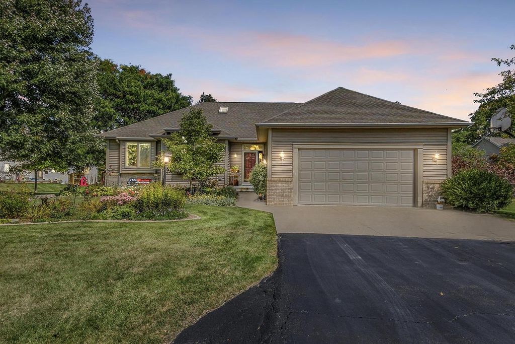 Photo of N350 Candlelite WAY, Appleton, WI 54915 (MLS # 50315367)