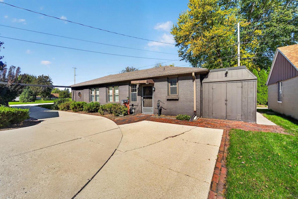 Photo of 1740 Michigan AVENUE, South Milwaukee, WI 53172 (MLS # 1985909)