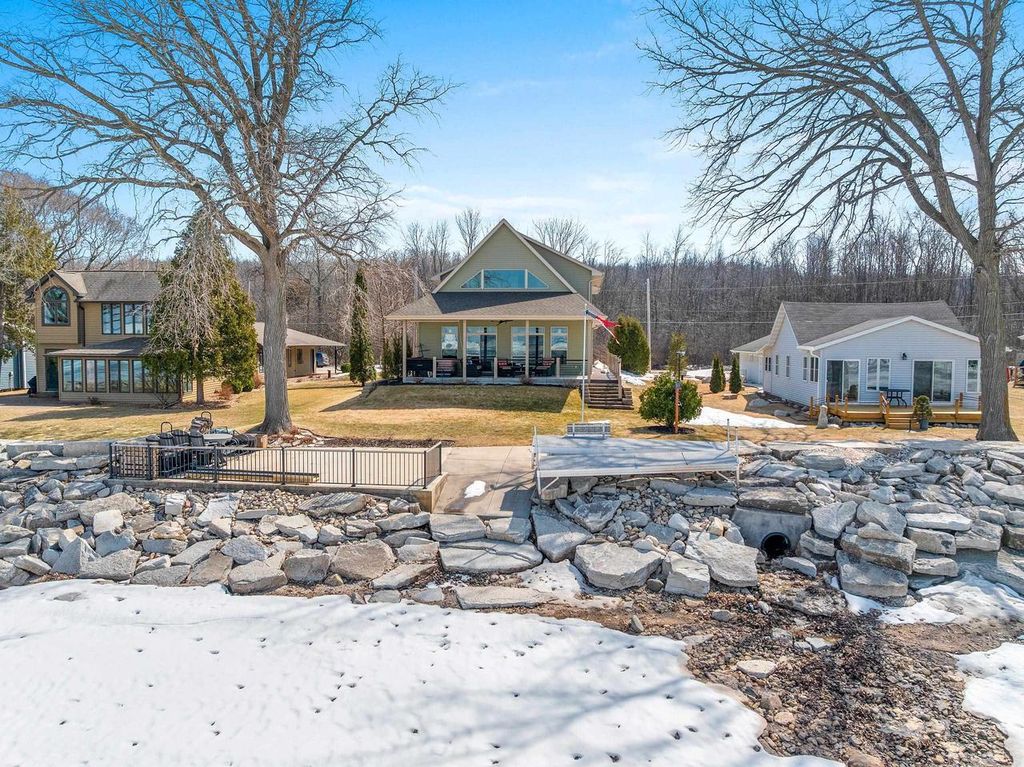 Photo of 4813 Edgewater Beach ROAD, Green Bay, WI 54311 (MLS # 50322965)