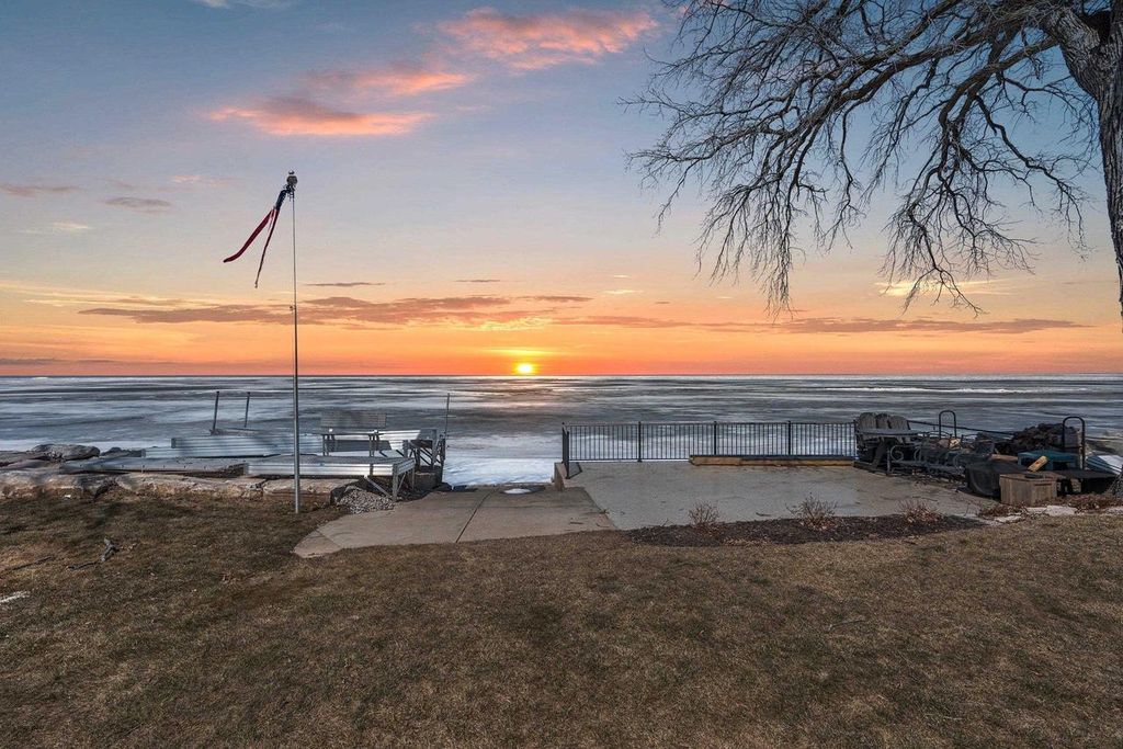 Photo of 4813 Edgewater Beach ROAD, Green Bay, WI 54311 (MLS # 50322965)