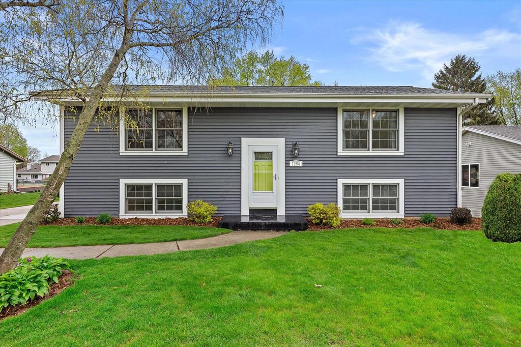 Photo of 1254 Market PLACE, Waukesha, WI 53189 (MLS # 1959077)