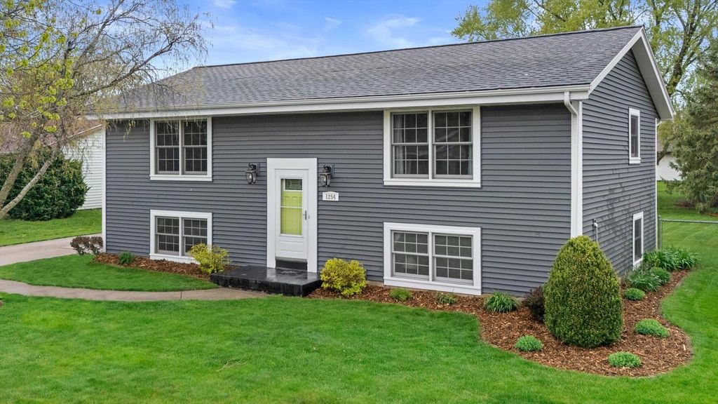 Photo of 1254 Market PLACE, Waukesha, WI 53189 (MLS # 1959077)