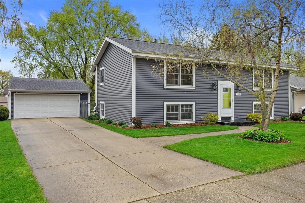 Photo of 1254 Market PLACE, Waukesha, WI 53189 (MLS # 1959077)
