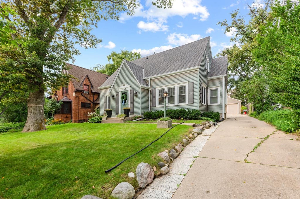 Photo of 808 E Lake Forest AVENUE, Whitefish Bay, WI 53217 (MLS # 1977080)