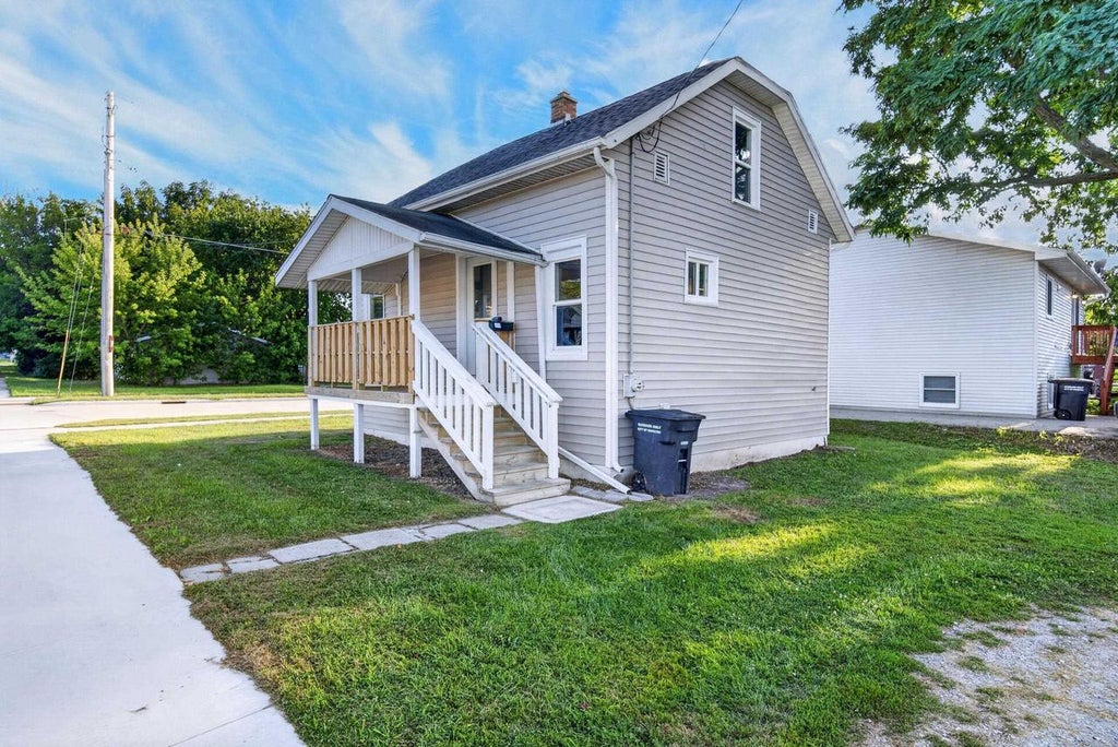Photo of 400 W 7th AVENUE, Oshkosh, WI 54902 (MLS # 50331378)