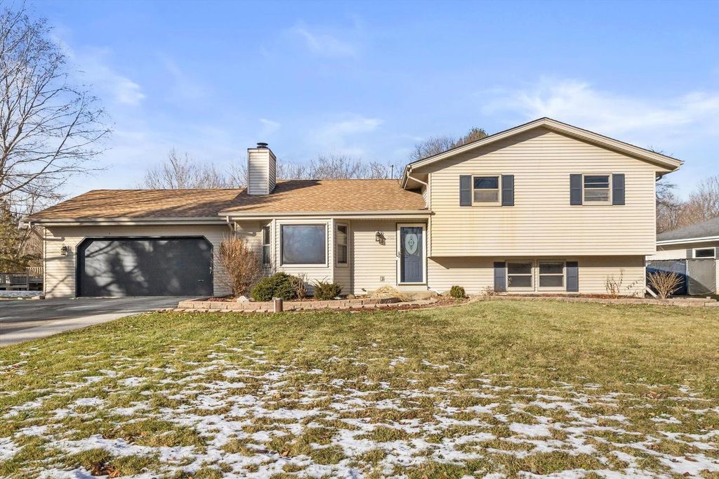 Photo of 702 Fox Knoll DRIVE, Waterford, WI 53185 (MLS # 1947668)