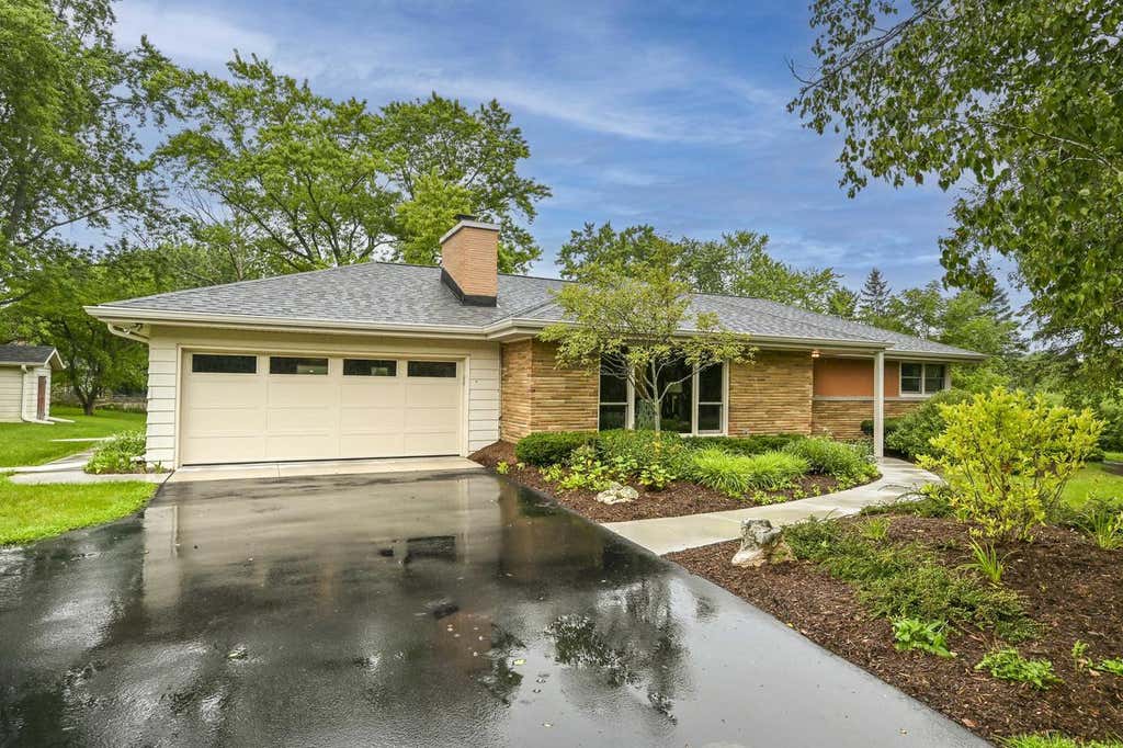 Photo of 4615 W Sunnydale LANE, Mequon, WI 53092 (MLS # 1975551)