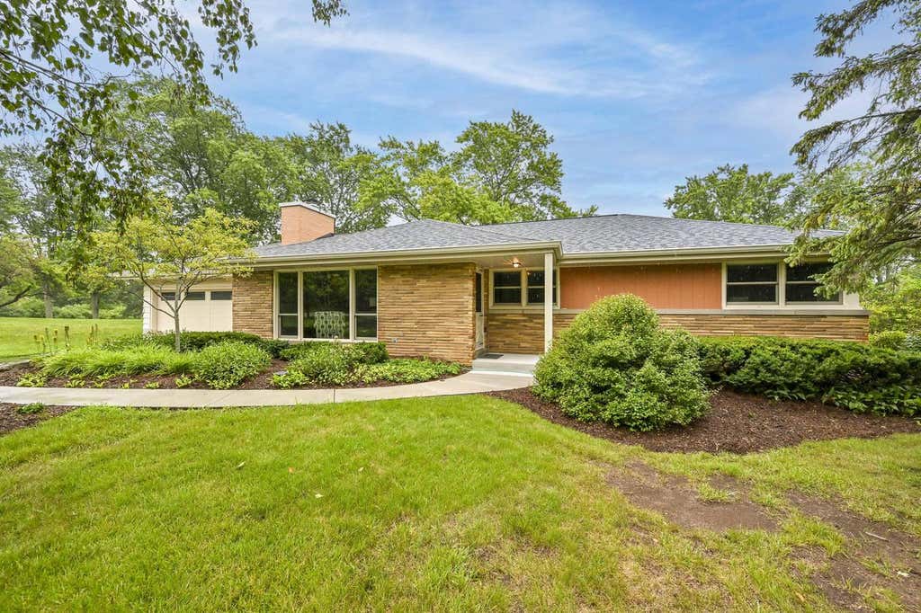 Photo of 4615 W Sunnydale LANE, Mequon, WI 53092 (MLS # 1975551)