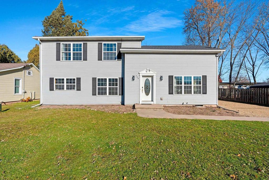 Photo of 508 Waupaca STREET, Fremont, WI 54940 (MLS # 50318351)
