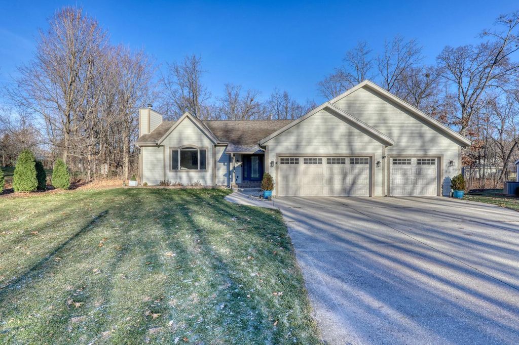 Photo of S77W19942 Holly Patch COURT, Muskego, WI 53150 (MLS # 1944614)
