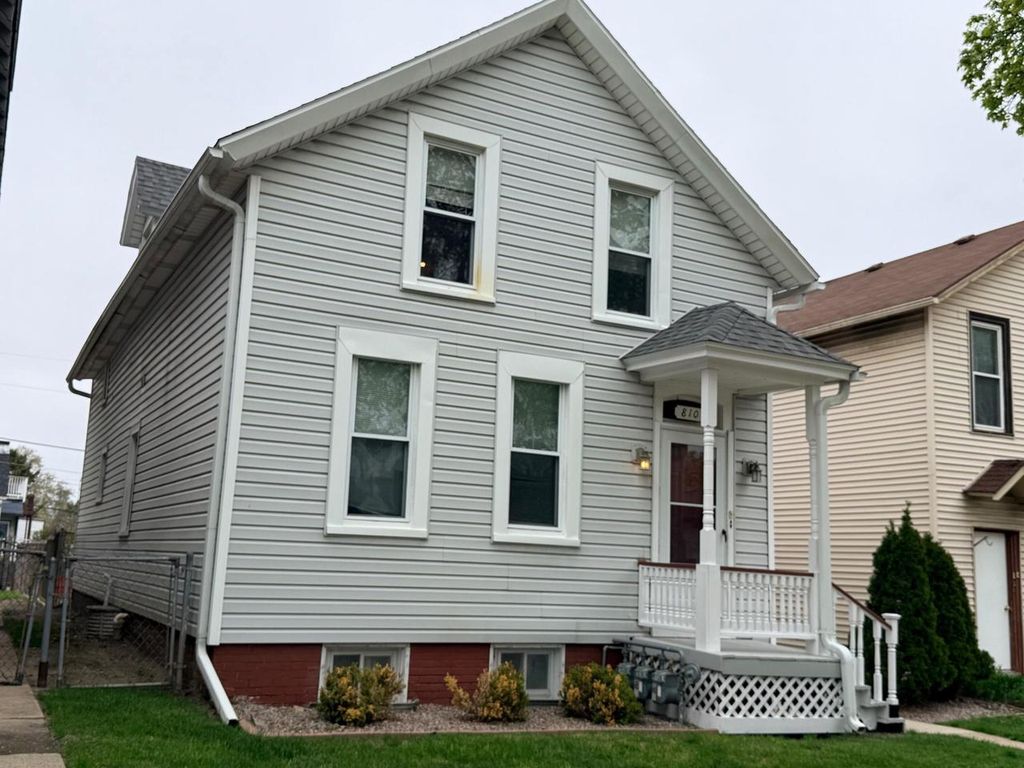 Photo of 810 E Lincoln AVENUE, Milwaukee, WI 53207 (MLS # 1959572)