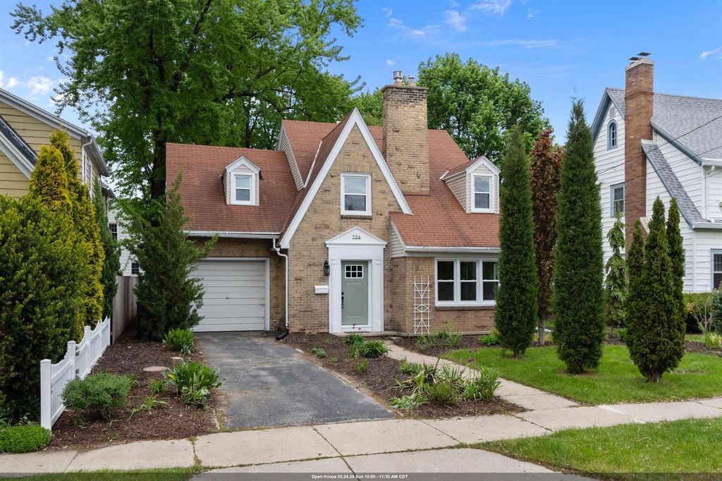 Photo of 706 Lincoln STREET, Neenah, WI 54956 (MLS # 50325921)