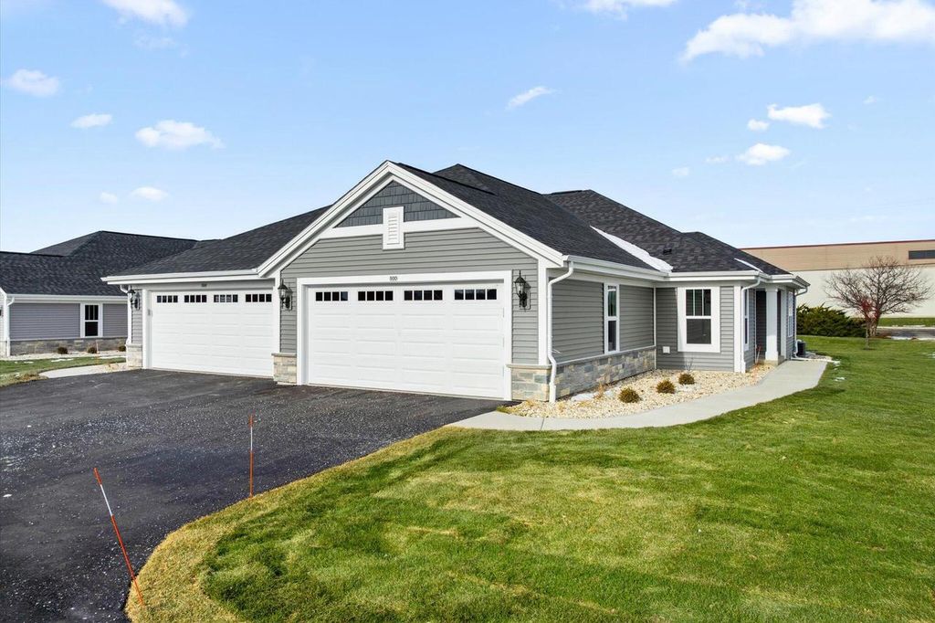 Photo of 500 Hunter Oaks BOULEVARD #1002, Watertown, WI 53094 (MLS # 1959480)