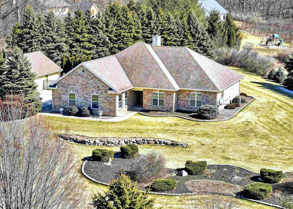 Photo of 5565 Applewood COURT, Hartford, WI 53027 (MLS # 50321847)