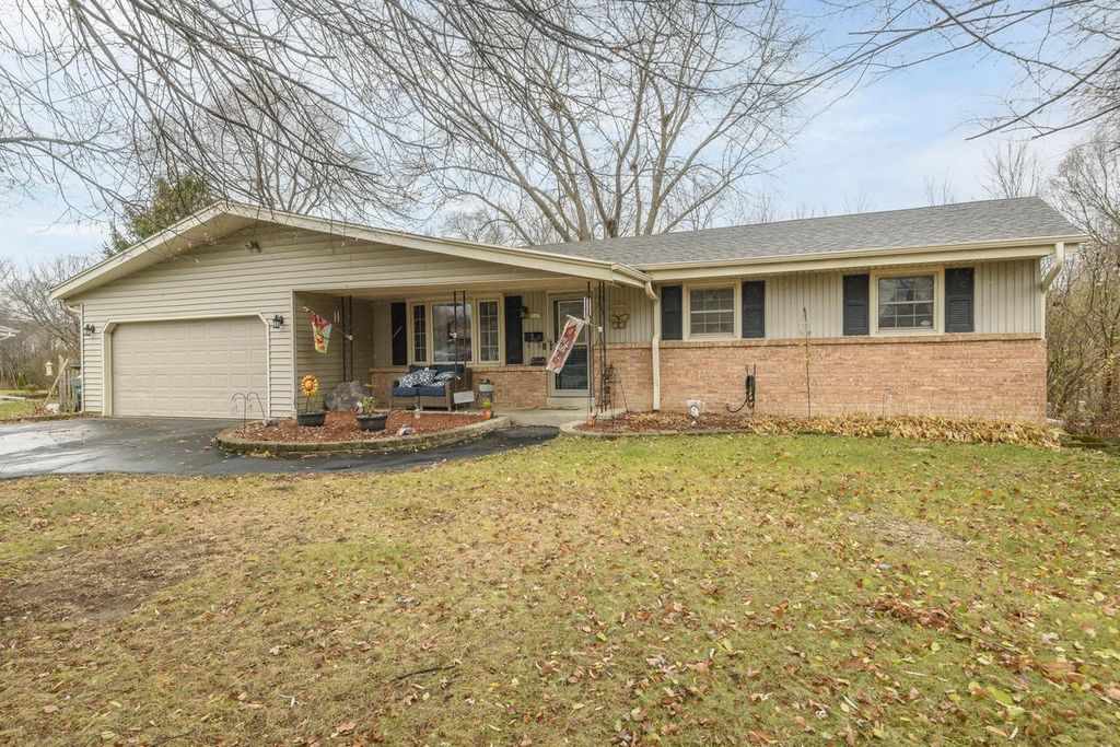 Photo of 5107 Russell COURT EAST COURT E, Greendale, WI 53129 (MLS # 1942104)