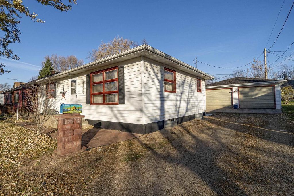 Photo of 1312 Jefferson STREET, New London, WI 54961 (MLS # 50318295)