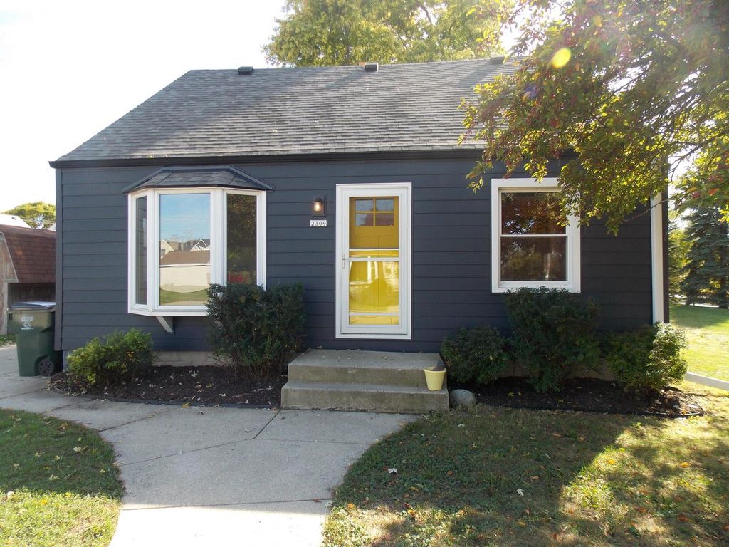 Photo of 2309 E Leroy AVENUE, Saint Francis, WI 53235 (MLS # 1938186)