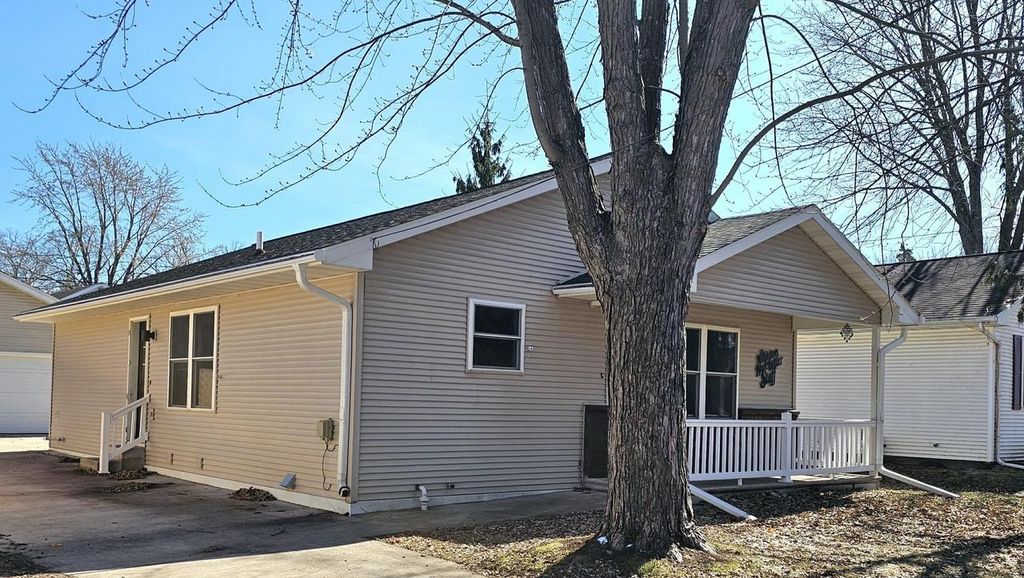 Photo of 1906 Mitchell STREET, Oshkosh, WI 54901 (MLS # 50321749)