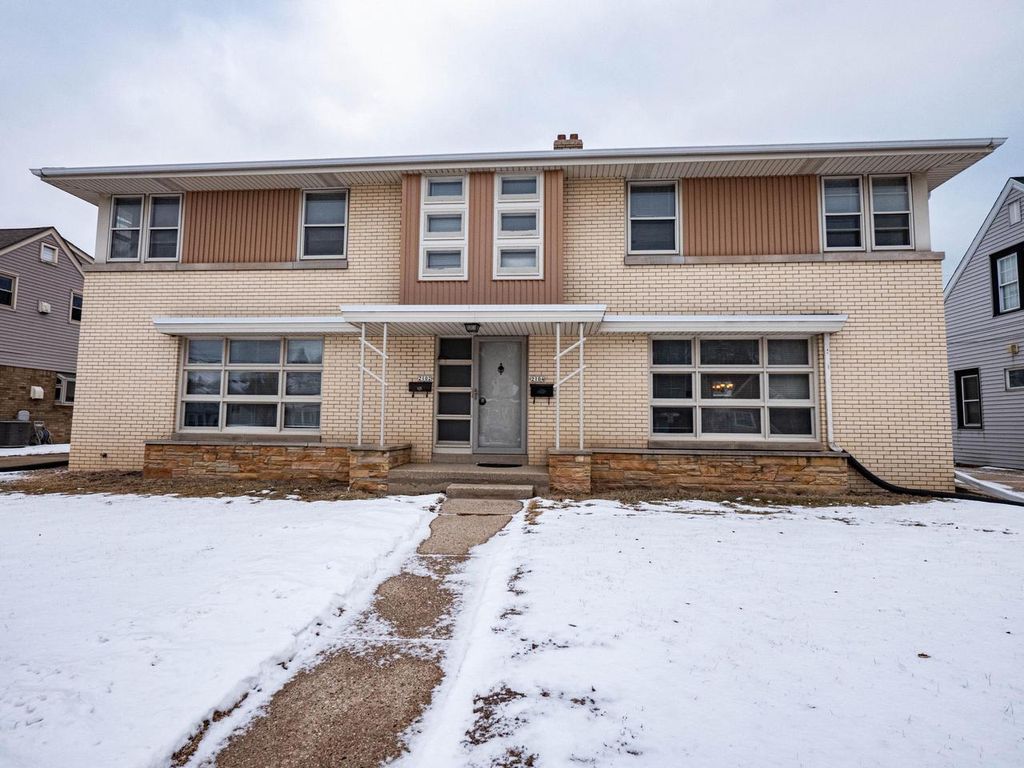 Photo of 2102 E Howard AVENUE #2104, Saint Francis, WI 53235 (MLS # 1949237)