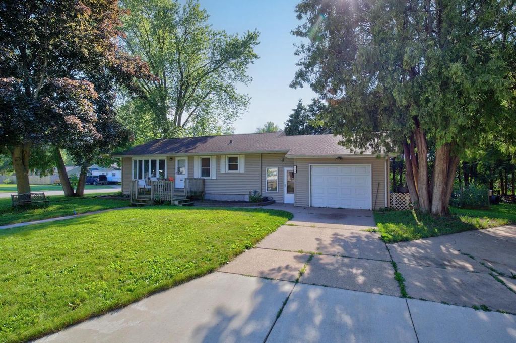Photo of 440 18th Avenue South AVE, Wisconsin Rapids, WI 54494 (MLS # 22602991)