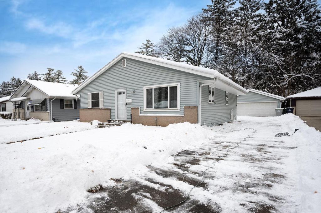 Photo of 4640 W brentwood COURT, Milwaukee, WI 53223 (MLS # 1944716)