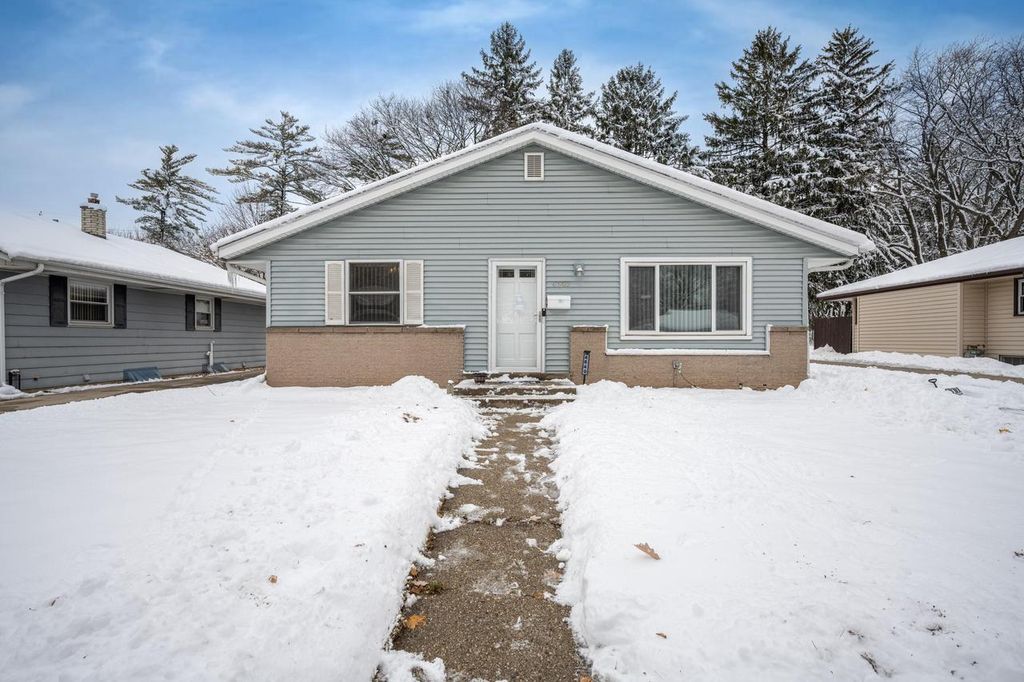 Photo of 4640 W brentwood COURT, Milwaukee, WI 53223 (MLS # 1944716)