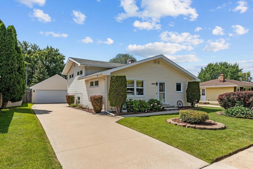 Photo of 2607 S Fountain AVENUE, Appleton, WI 54914 (MLS # 50329253)