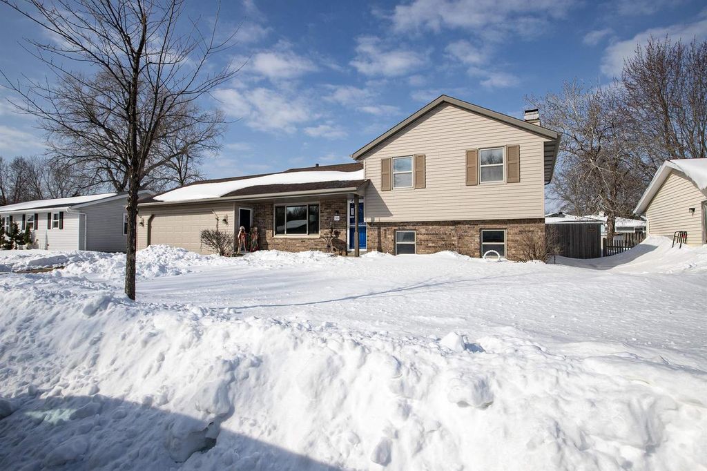 Photo of 39 Welcome CIRCLE, Appleton, WI 54915 (MLS # 50322469)