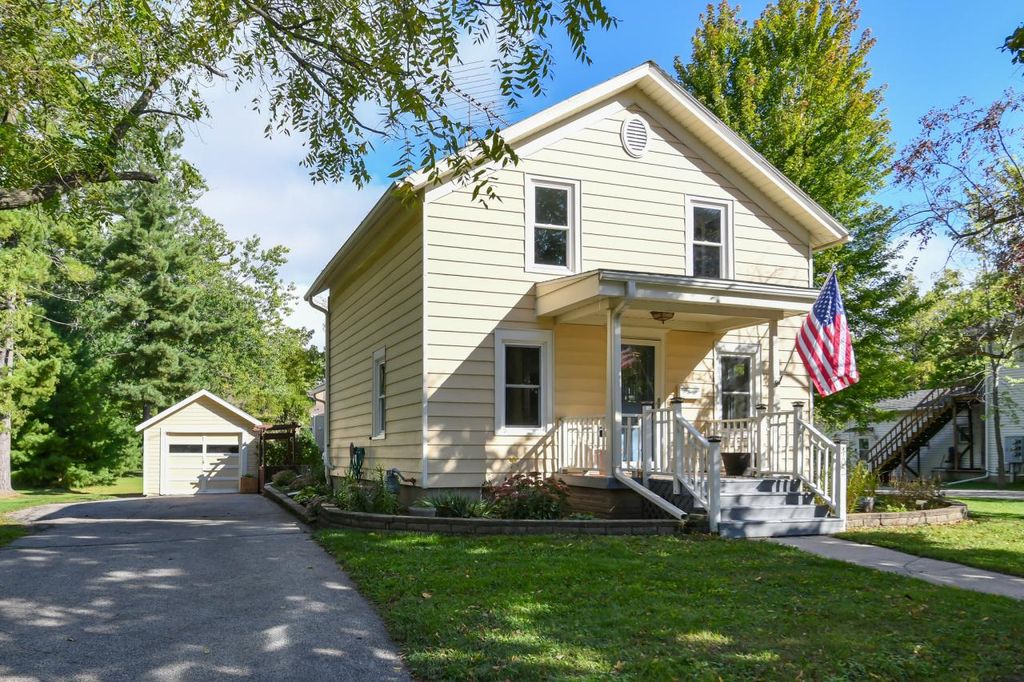 Photo of 402 W Walworth STREET, Elkhorn, WI 53121 (MLS # 1936840)