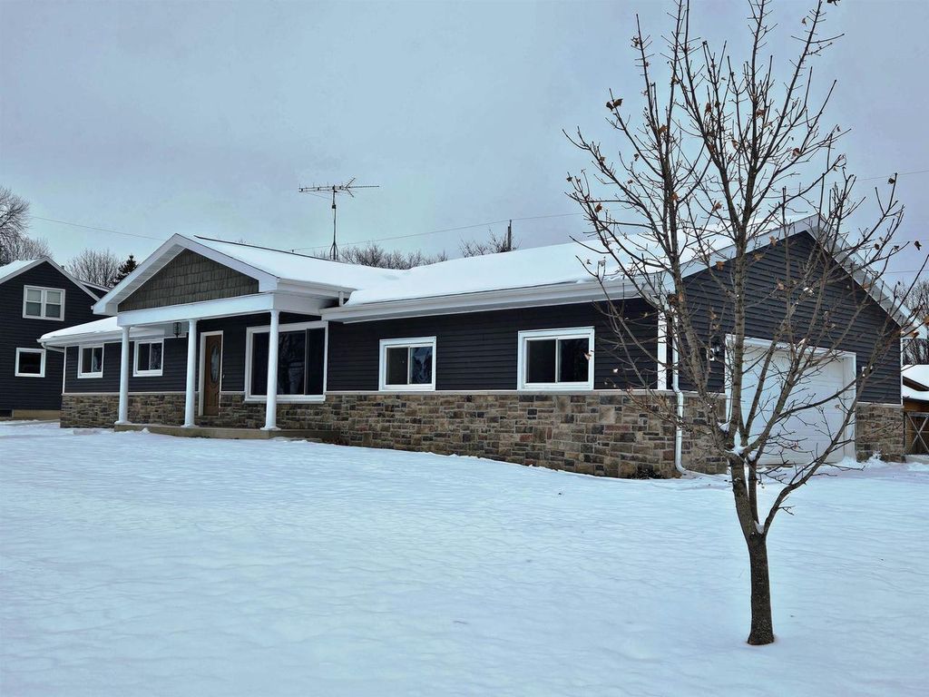 Photo of 701 W Main STREET, Hortonville, WI 54944 (MLS # 50315655)