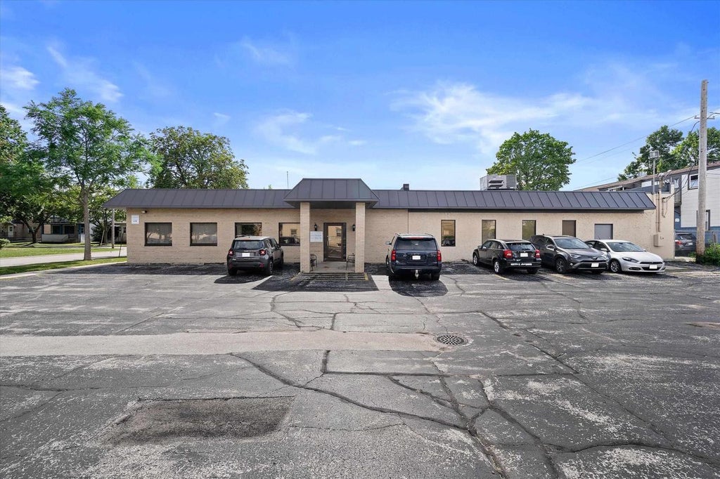Photo of 301 N Jackson STREET, Green Bay, WI 54301 (MLS # 50332934)