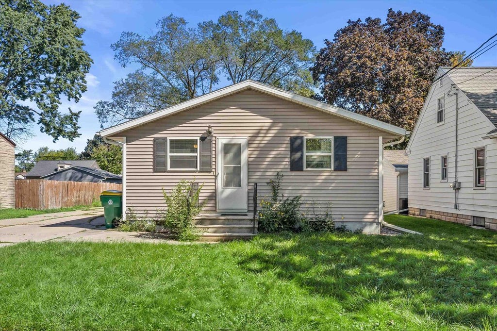 Photo of 956 Langlade AVENUE, Green Bay, WI 54304 (MLS # 50332587)
