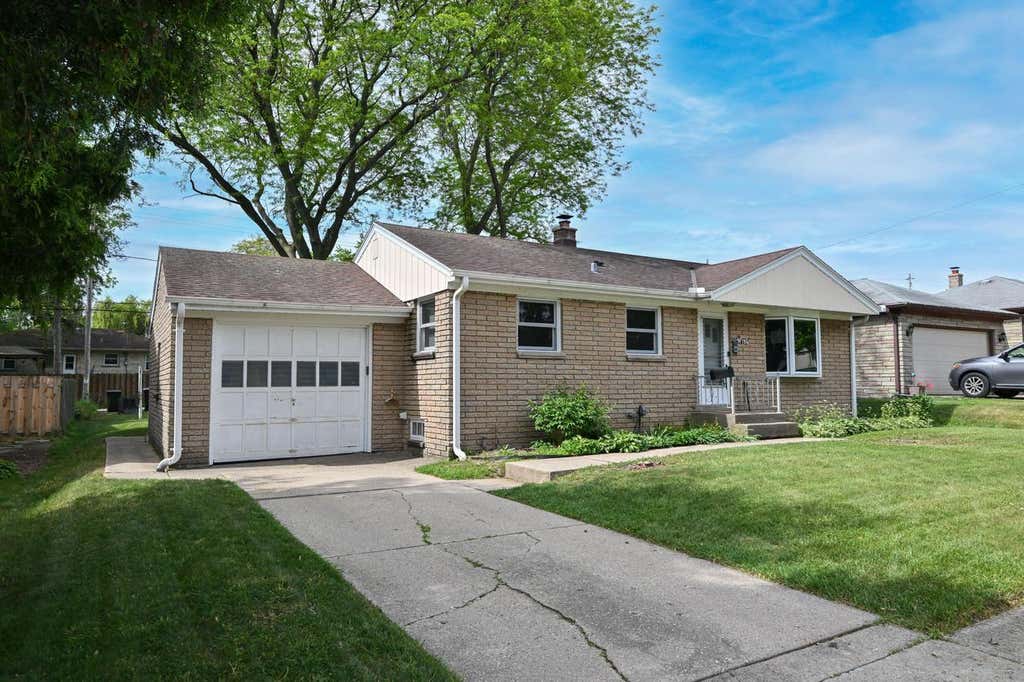 Photo of 1715 Monroe AVENUE, South Milwaukee, WI 53172 (MLS # 1965589)