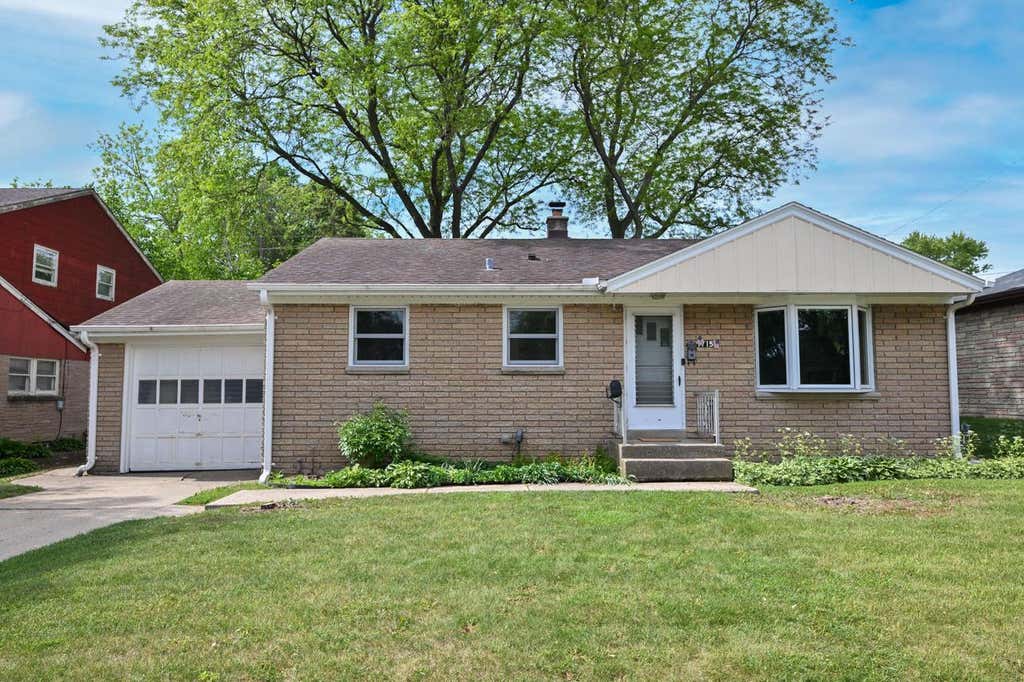 Photo of 1715 Monroe AVENUE, South Milwaukee, WI 53172 (MLS # 1965589)
