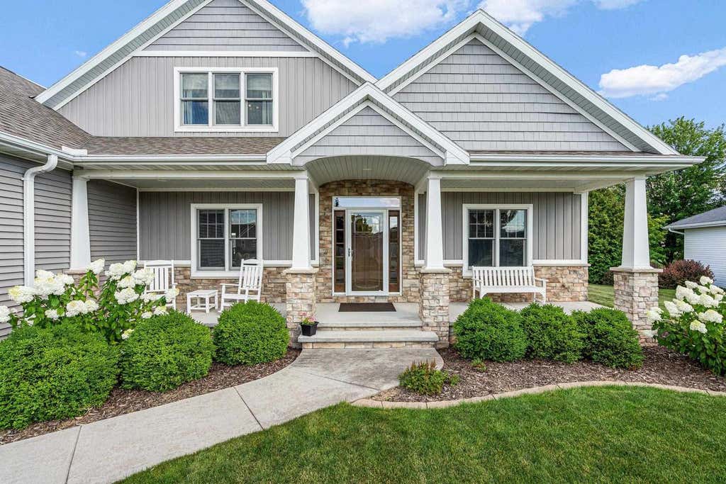 Photo of 647 Rusch DRIVE, Combined Locks, WI 54113 (MLS # 50331231)