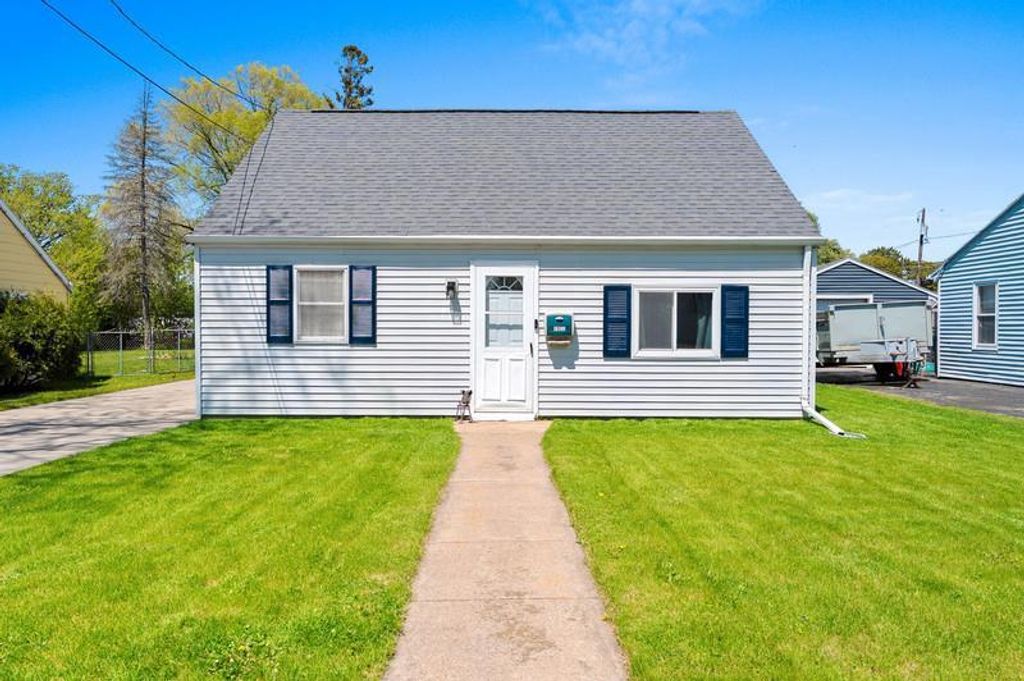 Photo of 1906 Columbia AVENUE, Oshkosh, WI 54901 (MLS # 50325493)