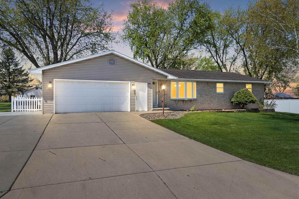 Photo of 1436 Crestwood DRIVE, Green Bay, WI 54313 (MLS # 50325434)