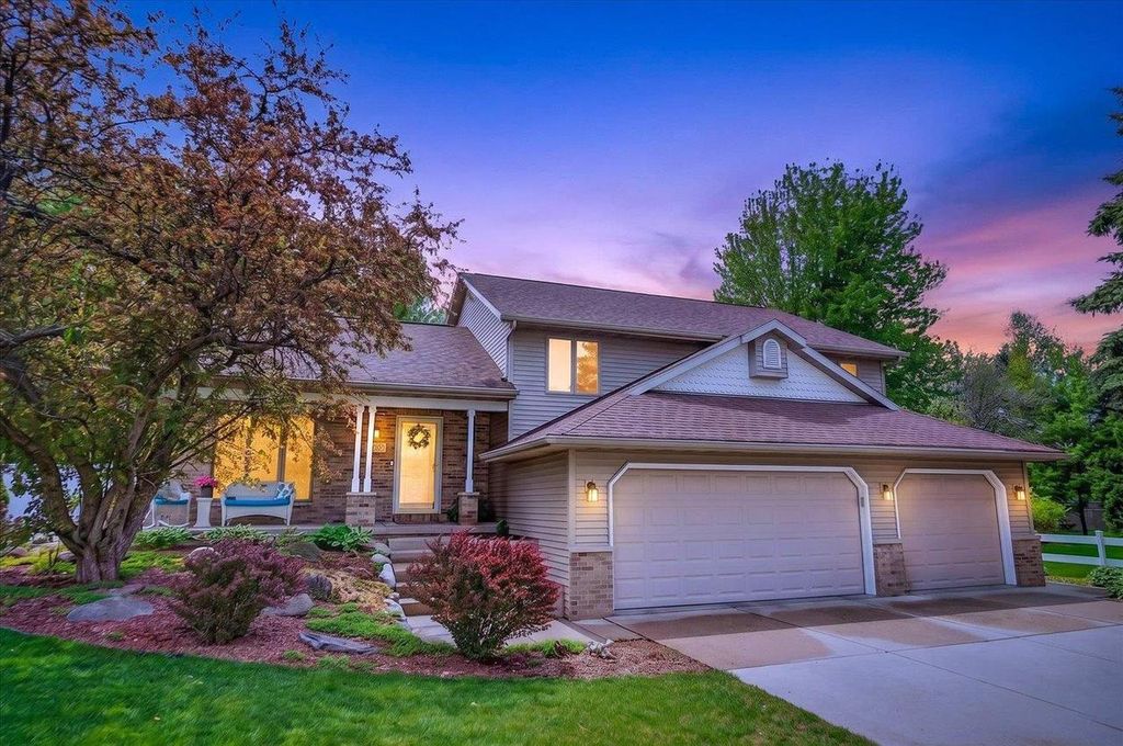Photo of 706 Summerton COURT, Sun Prairie, WI 53590 (MLS # 2023013)
