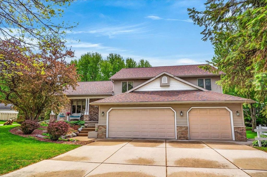 Photo of 706 Summerton COURT, Sun Prairie, WI 53590 (MLS # 2023013)