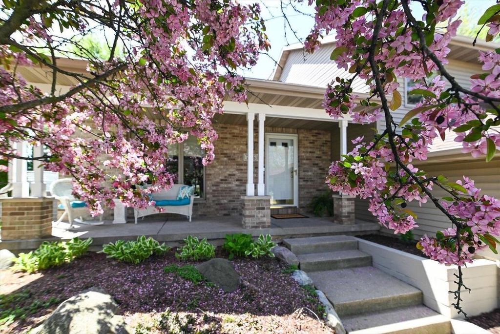 Photo of 706 Summerton COURT, Sun Prairie, WI 53590 (MLS # 2023013)