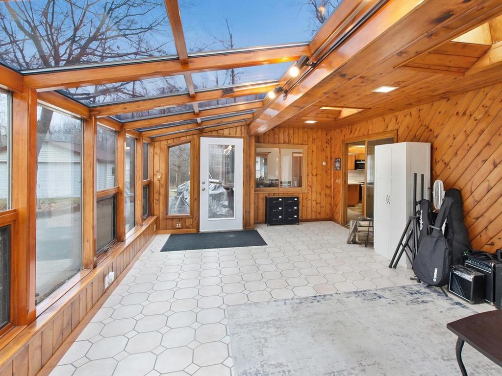 Photo of 1543 Lakeview DRIVE, Green Bay, WI 54313 (MLS # 50321874)