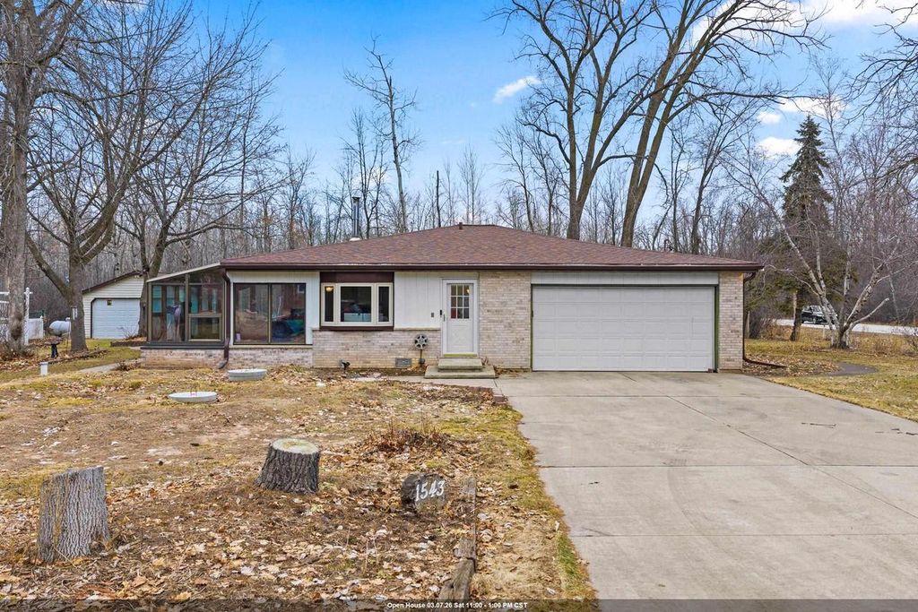 Photo of 1543 Lakeview DRIVE, Green Bay, WI 54313 (MLS # 50321874)