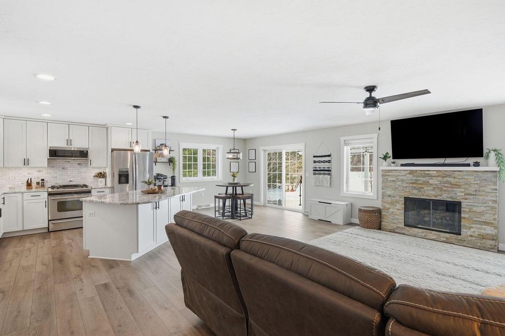 Photo of 307 Scuppernong CIRCLE, Dousman, WI 53118 (MLS # 1954610)