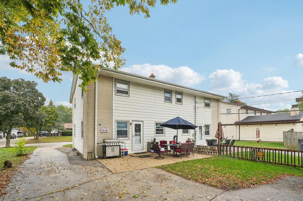 Photo of 1223 Wilshire PLACE, Waukesha, WI 53188 (MLS # 1939676)