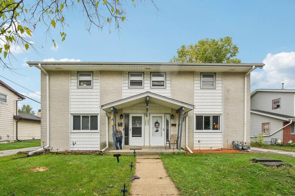 Photo of 1223 Wilshire PLACE, Waukesha, WI 53188 (MLS # 1939676)