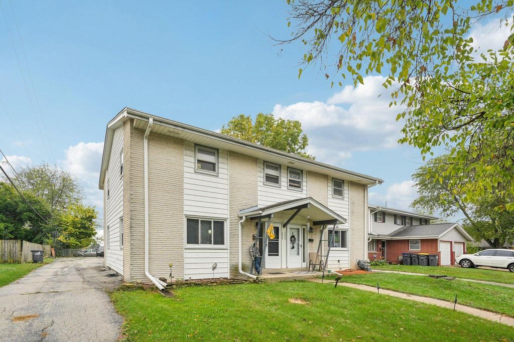 Photo of 1223 Wilshire PLACE, Waukesha, WI 53188 (MLS # 1939676)