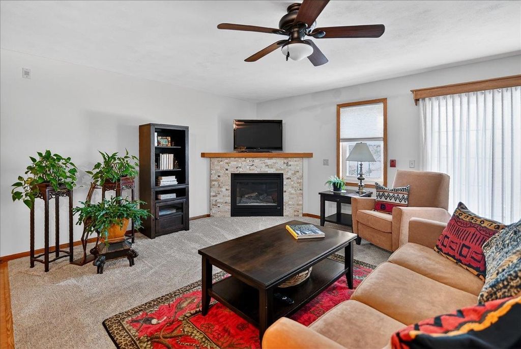 Photo of 2341 Effingham WAY, Sun Prairie, WI 53590 (MLS # 2017512)